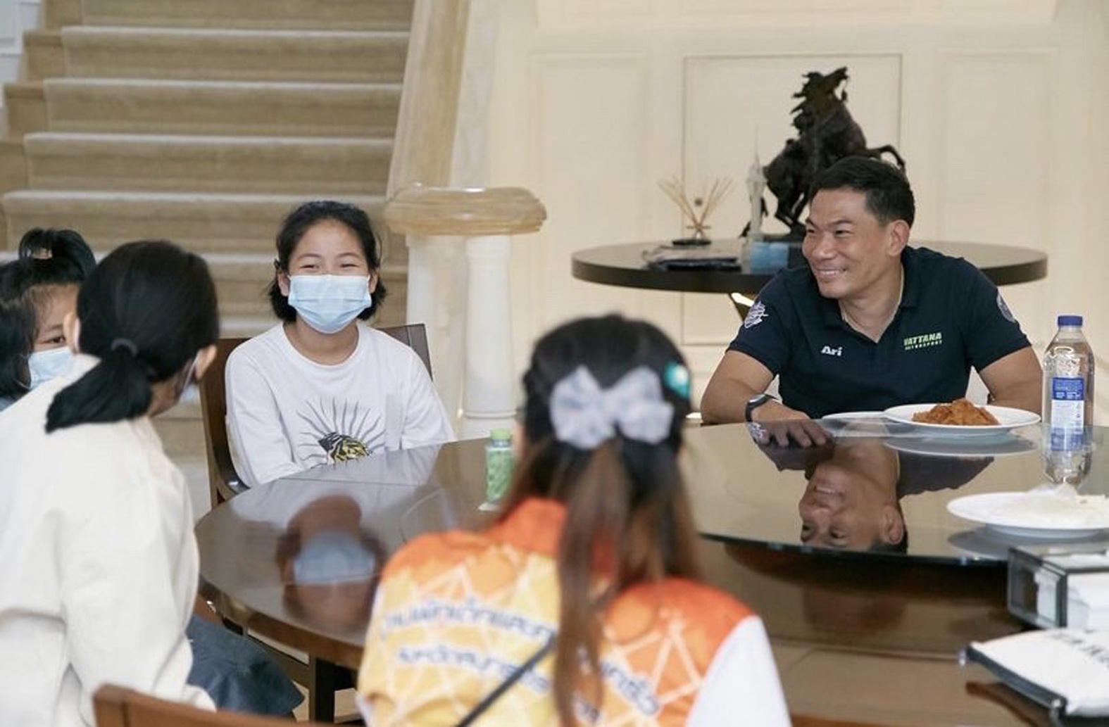 น้องกระปุกน้องออมสิน สองพี่น้องที่เสียแม่จากโควิด ย้ายมาอยู่กับครอบครัวใหม่ เอ๋ ชนม์สวัสดิ์-ตู่ นันทิดา ซึ่งรับเป็นครอบครัวอุปถัมภ์