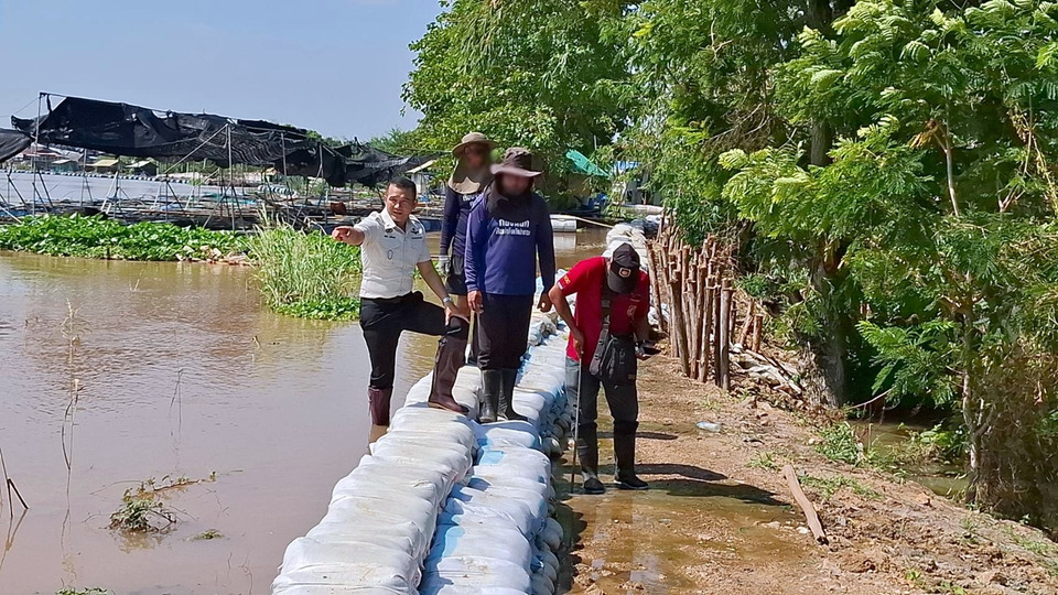 ผบ.เรือนจำอ่างทอง ลงพื้นที่สร้างแนวกันน้ำท่วม ให้กำลังใจเจ้าหน้าที่และผู้ต้องขังร่วมแรงป้องกันภัย
