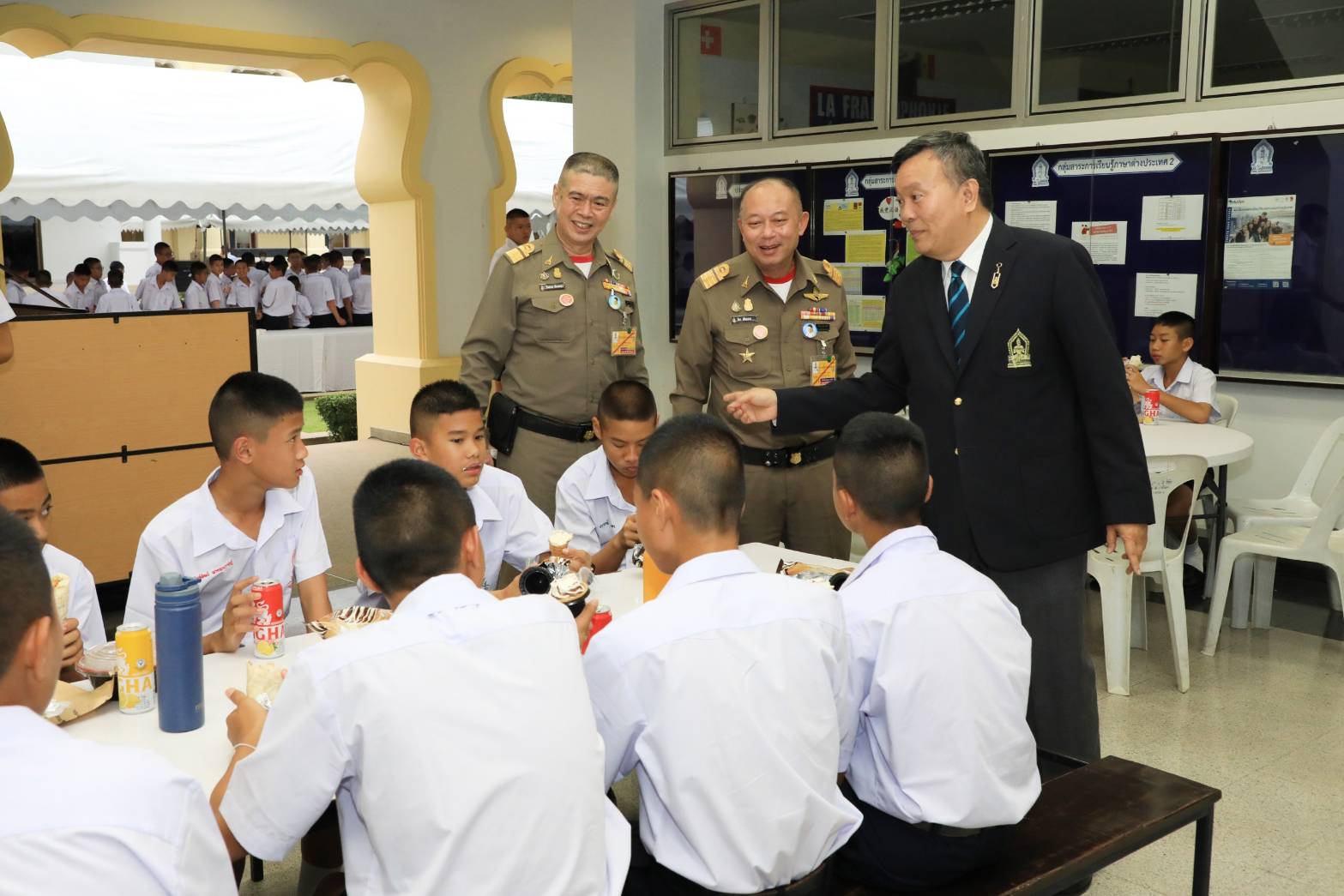 ในหลวงพระราชทานเลี้ยงอาหารเย็นแก่นร.-บุคลากรวชิราวุธวิทยาลัย​เนื่องในโอกาสวันเฉลิมพระชนมพรรษา  