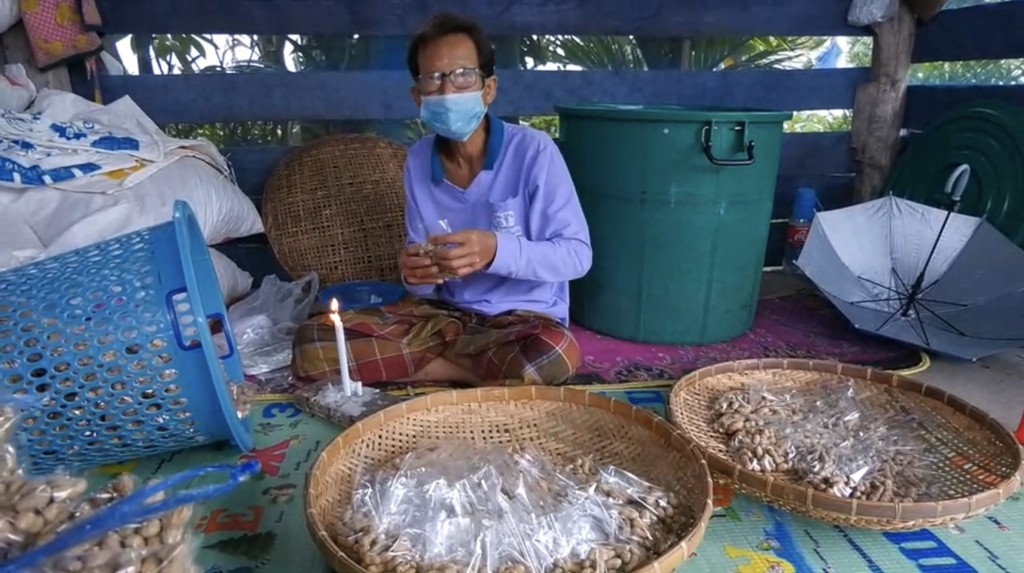 ยายวัย 70  เร่ขายถั่วลิสงคั่ว อาชีพทางรอดยุคโควิด เดลิเวอรี่ส่งถึงที่ แถมไอเดียเจ๋ง คิดค้นเครื่องคั่วถั่วลิสงทุ่นแรงเอง