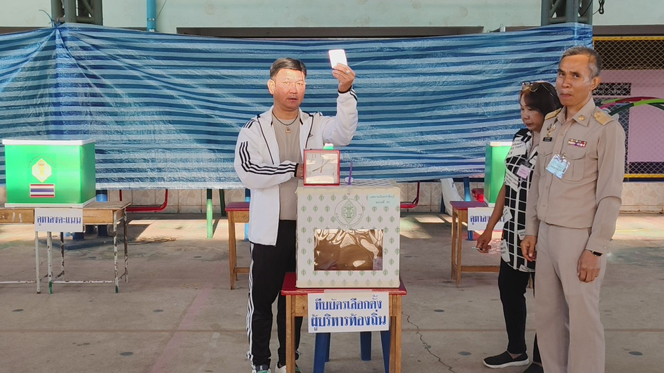 ปราจีนบุรีคึกคัก รองอุ๊ ตัวเต็งนายก อบจ. ใช้สิทธิเลือกตั้งตั้งแต่เช้า