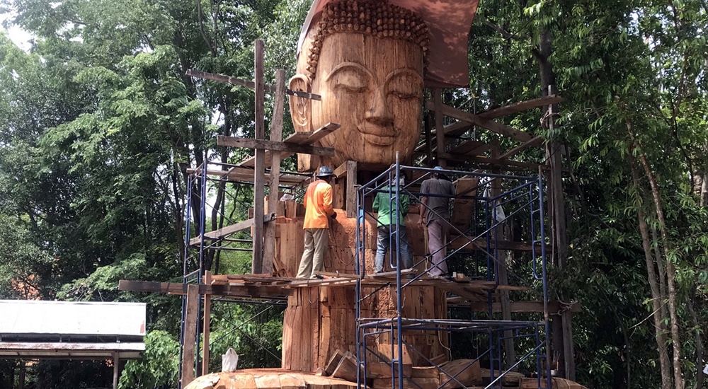 เจ้าอาวาสวัดหนองคูพัฒนา  นำไม้ประดู่แกะสลักสร้างพระพุทธรูปปางสมาธิ สูง 7 เมตร 