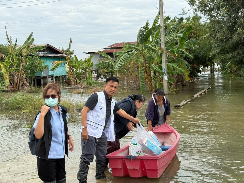 สธ.อำเภอเมืองอ่างทอง ลงพื้นที่มอบของช่วยผู้ประสบภัยน้ำท่วม พร้อมดูแลผู้ป่วยติดเตียง