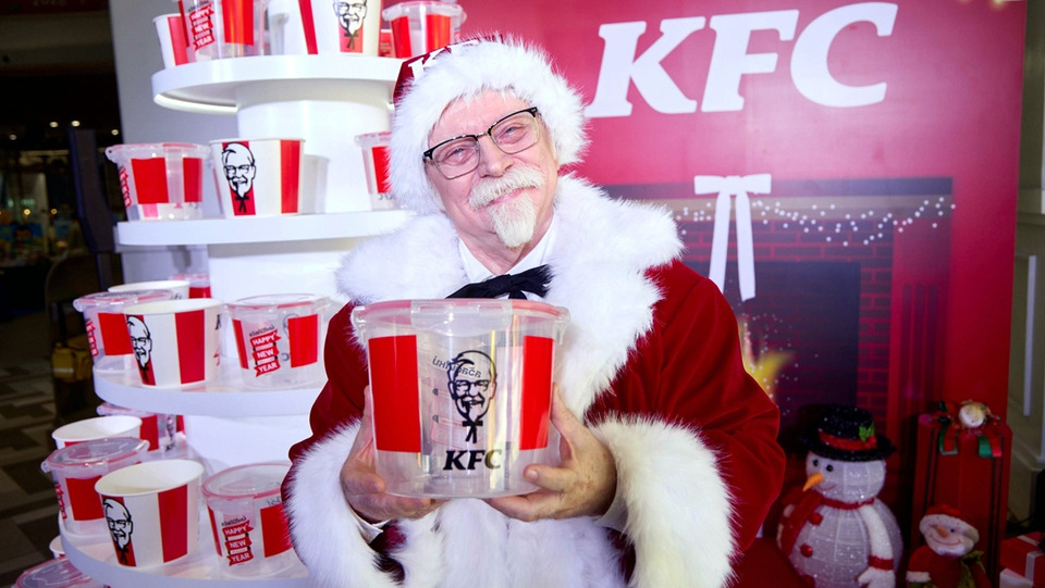 KFC เปิดแคมเปญ “แซนเดอร์สคลอสจัดให้” ส่งต่อสิ่งของช่วยผู้ประสบอุทกภัย–คืนชีพไอเท็มตำนาน “บักเก็ตแวร์” ฉลองสิ้นปี