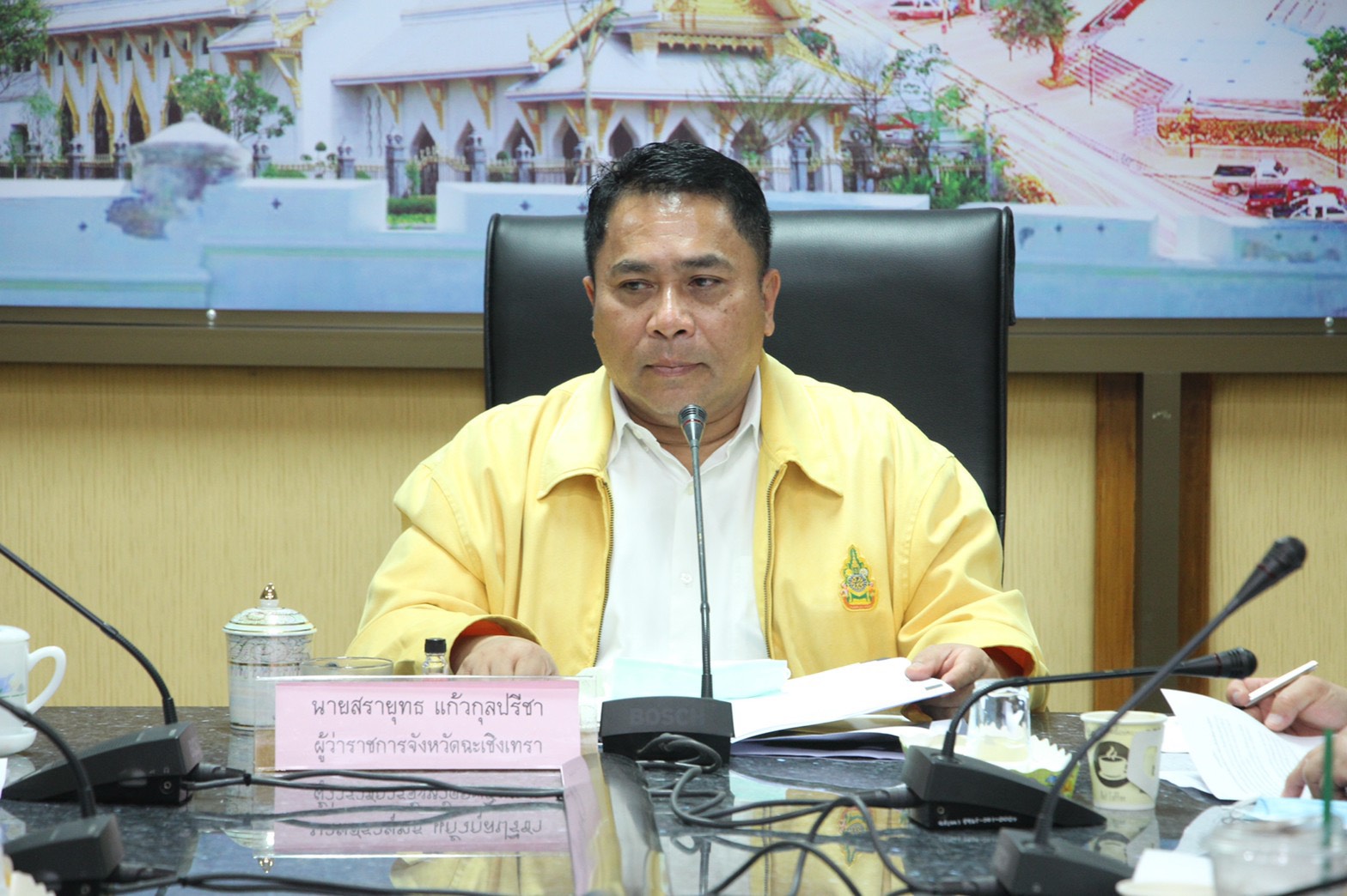รองผู้ว่าฯ ฉะเชิงเทรา เรียกประชุมหารือแนวทางแก้ไขปัญหาและช่วยเหลือผู้บาดเจ็บและเสียชีวิตกรณีรถไฟชนรถบัสเบื้องต้น  20 ล้านบาท