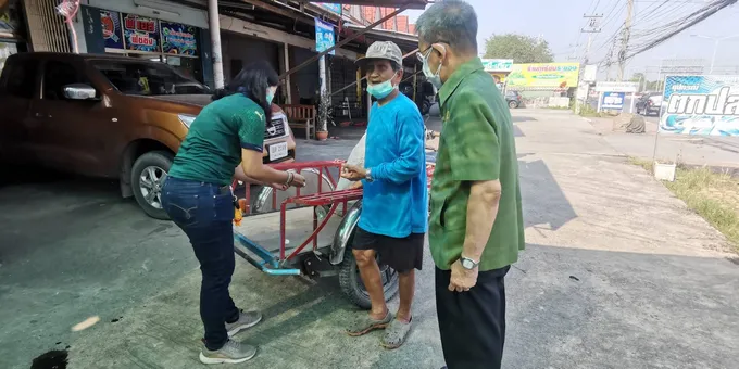 ผู้ว่าฯปู ลงช่วยเหลือชายวัย 76 ปี ขับซาเล้งสายคันเร่งขาดกลางสามแยกป่างิ้วบาดเจ็บเล็กน้อย