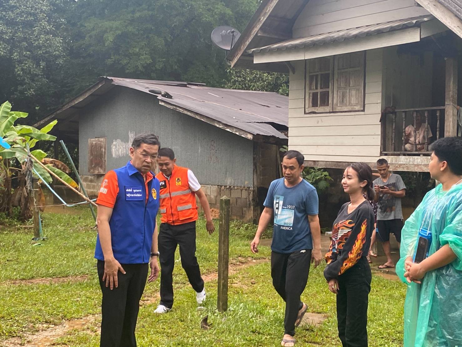 รองผู้ว่าฯพังงา นำทีม ลงพื้นที่ติดตามสถานการณ์น้ำท่วม