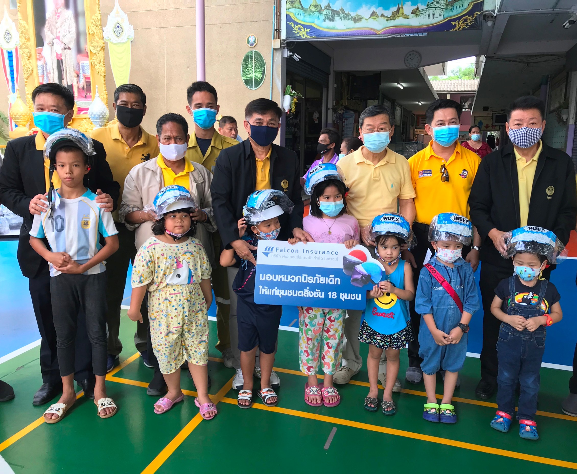 ฟอลคอนประกันภัยมอบหมวกนิรภัยเด็ก จำนวน 400 ใบ ให้แก่เยาวชนที่อาศัยอยู่ใน 18 ชุมชนของพื้นที่เขตตลิ่งชัน