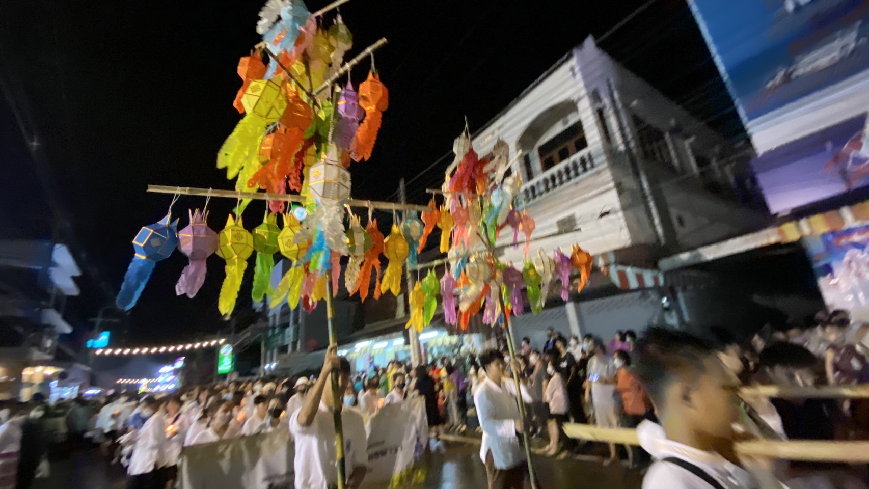 แม่ฮ่องสอนจัดขบวนแห่จองพาราในประเพณีปอยเหลินสิบเอ็ด ปี 2565 สืบสานเทศกาลออกพรรษา