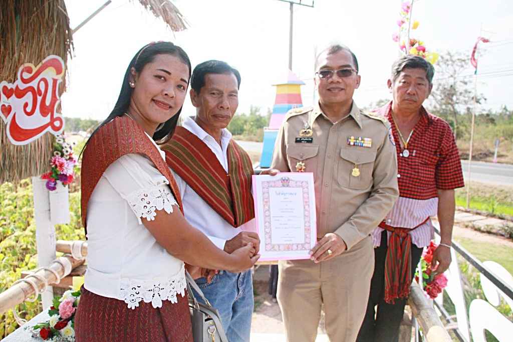 อบต.สังขะ จดทะเบียนสมรสทุ่งทานตะวันในวาเลนไทน์ พร้อมปลูกต้นกุหลาบเป็นพยานรักแท้ 