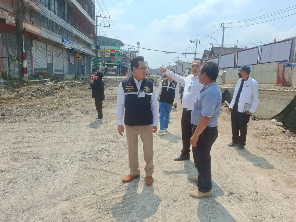ลงพื้นที่ติดตามการก่อสร้าง  พร้อมให้กำลังใจครูและนักเรียน