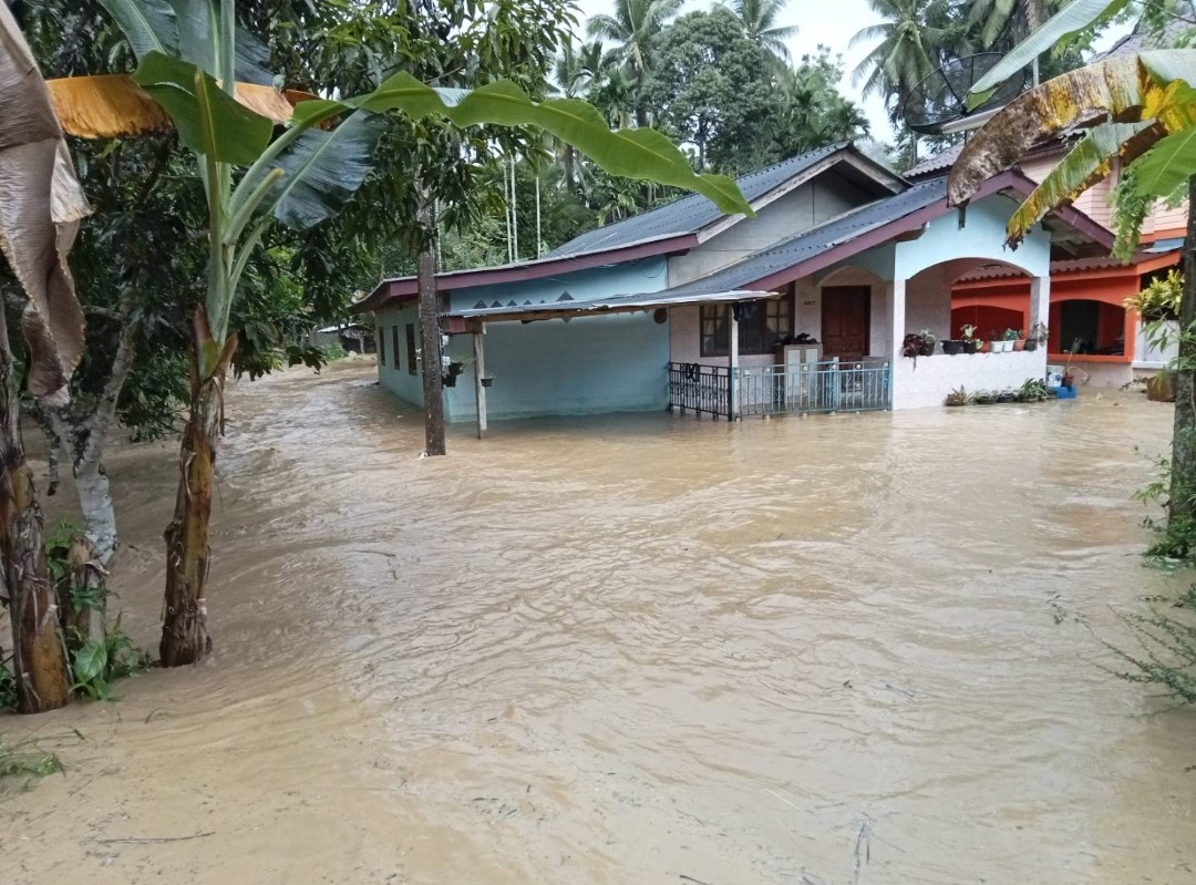  ฝนตกหนักหลายชม.​ น้ำคลองเบตง ยะลา เอ่อท่วมบ้านเรือนชาวบ้าน  นายอำเภอเบตงสั่งระวังน้ำท่วมฉับพลัน น้ำป่าไหลหลากและดินโคลนถล่มในพื้นที่