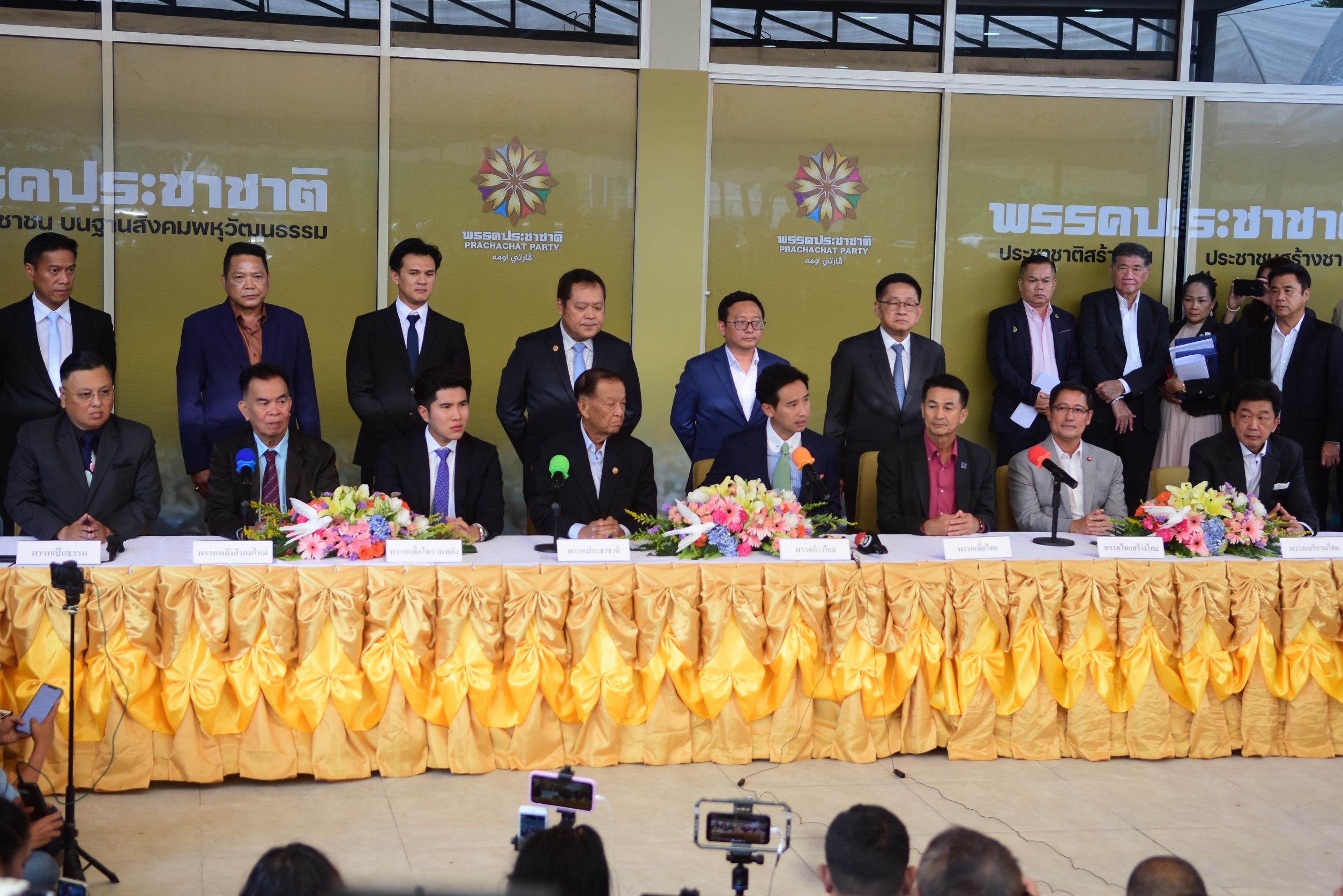 "8 พรรคร่วมฯ" แถลงตั้งคณะทำงานตาม MOU ลั่นพร้อมทำหน้าที่ฝ่ายบริหาร รอ "กกต." รับรองเป็นทางการ เดินหน้าตั้งรัฐบาลโดยเร็ว