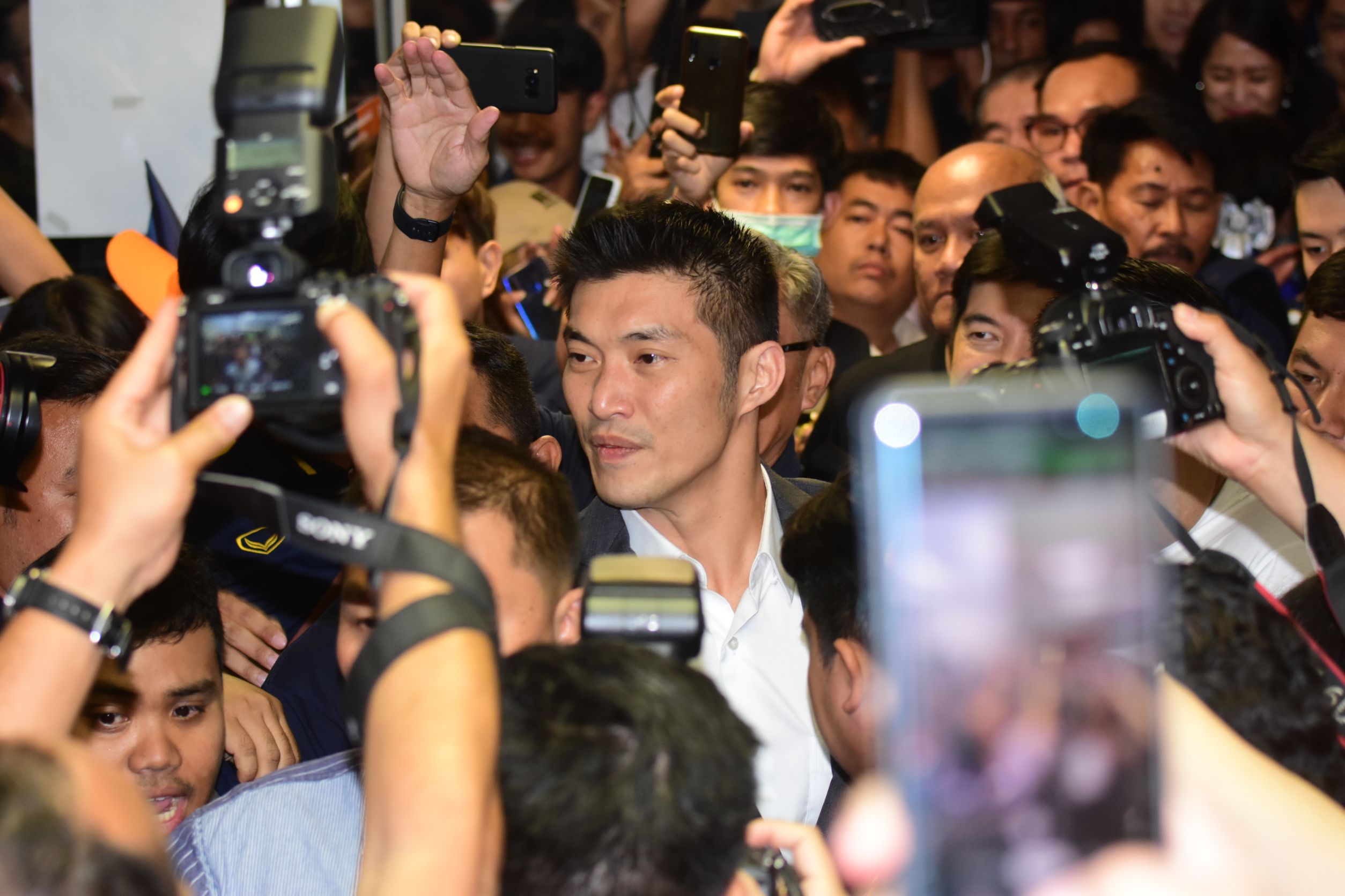 “ธนาธร” แถลงทั้งน้ำตาตั้ง “คณะอนาคตใหม่” พร้อมเดินหน้าการเมืองต่อ 
