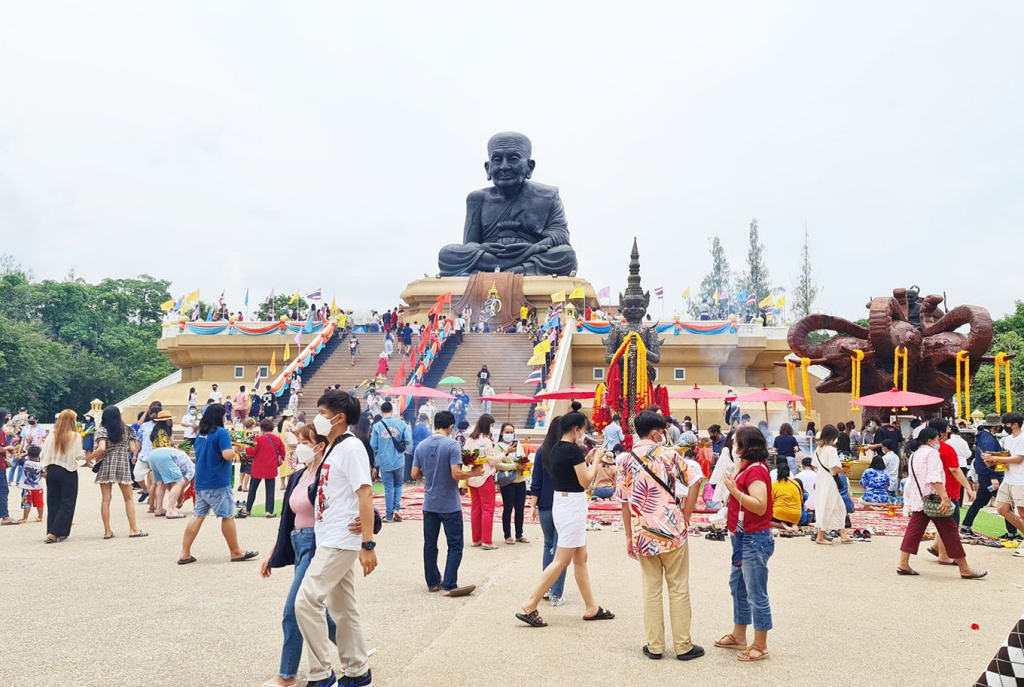 วันแรงงาน หัวหินคึกคัก! นทท. แห่ไหว้หลวงพ่อทวดองค์ใหญ่ วัดห้วยมงคล