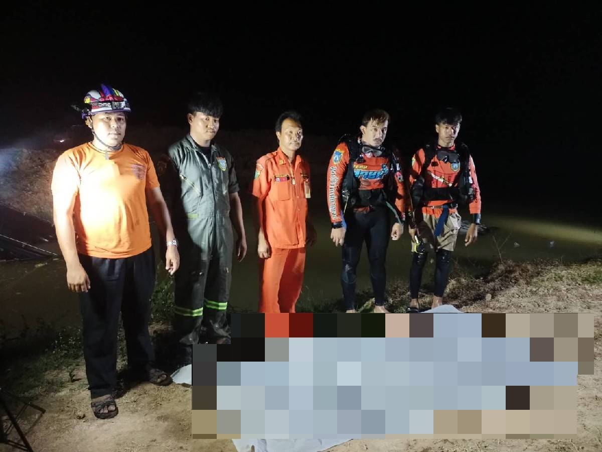 หนุ่มใหญ่เจ้าของไร่แตงโม ขับรถถอยหลัง เกิดพลาดตกสระน้ำ​ รถทับแขนดับอนาถ