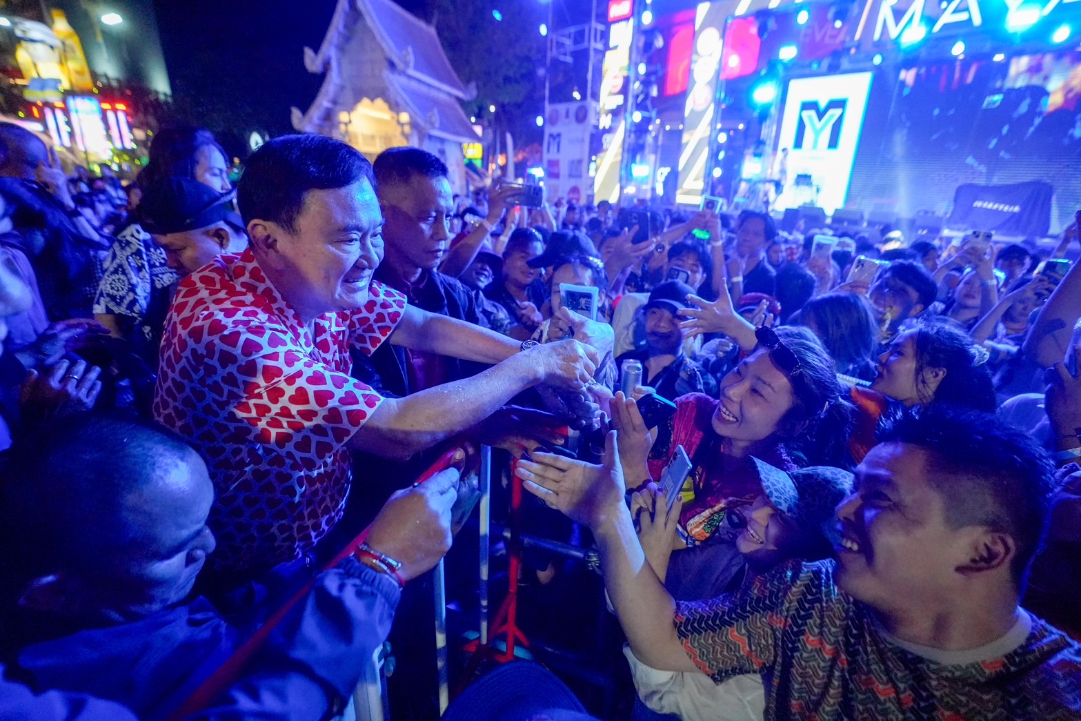 วัยรุ่นแห่กรี๊ด! "ทักษิณ" ร่วมงานสงกรานต์ เผยเสียดายเชียงใหม่ เศรษฐกิจเสียหายไปเยอะ เร่งฟื้นฟู อัดนโยบายและเงินลงทุน