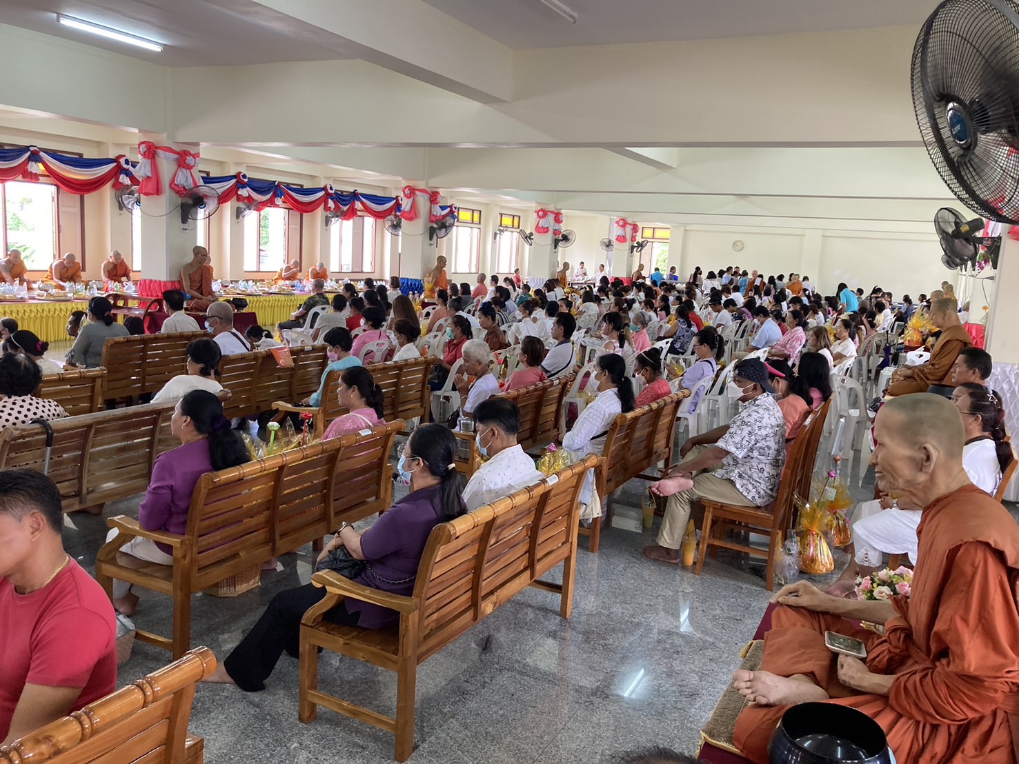 พุทธศาสนิกชน ทำบุญตักบาตรรับวันอาสาฬหบูชา วัดบุณย์กัญจนาราม-วัดทองพัฒนา-วัดนาจอมเทียน 