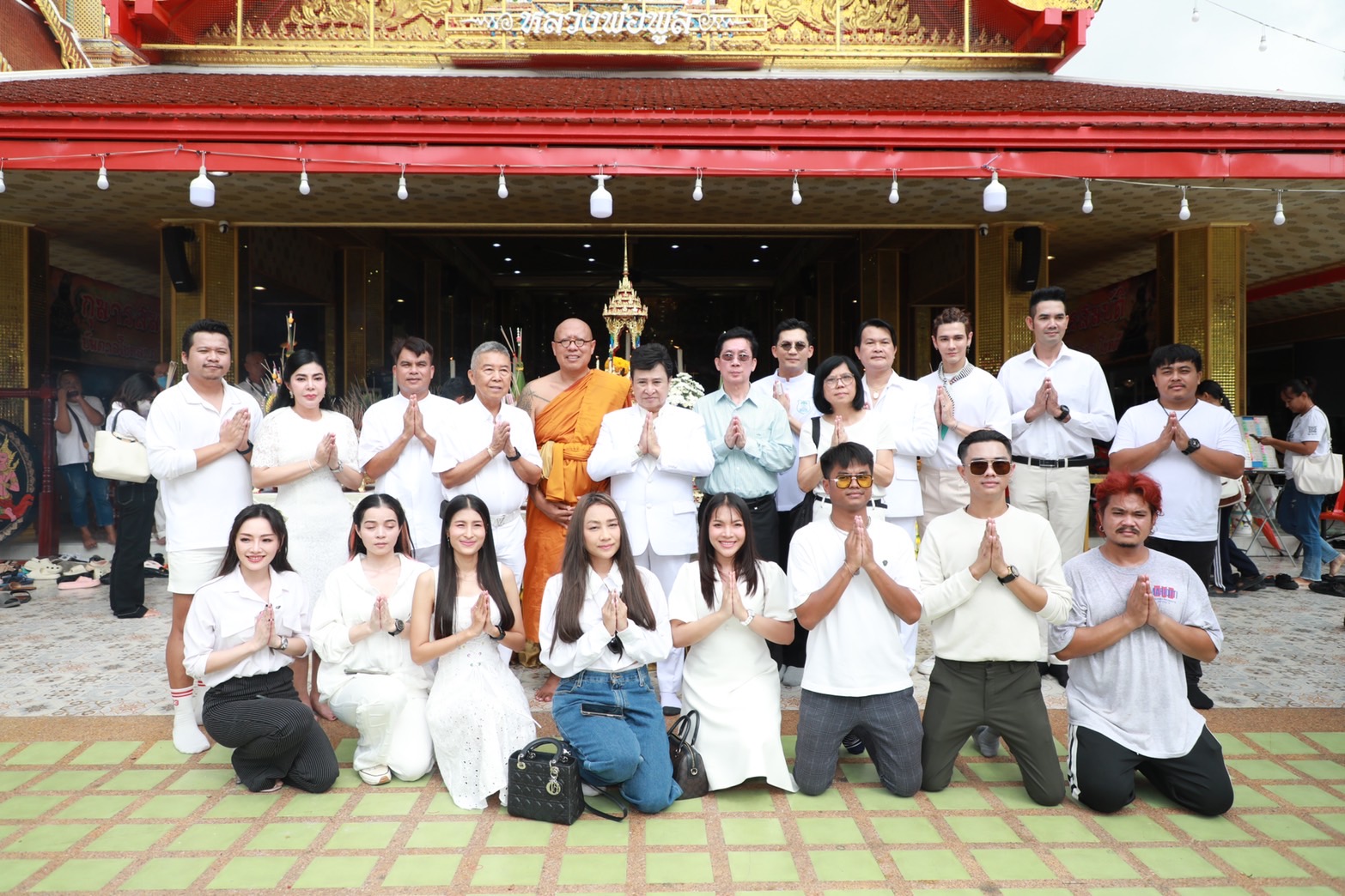 “วิสาขบูชารำลึก” คนบันเทิง-ศิลปินลูกทุ่ง ร่วมพิธีไหว้ครู ครอบเศียรหนุมานวายุบุตร วัดไผ่ล้อม