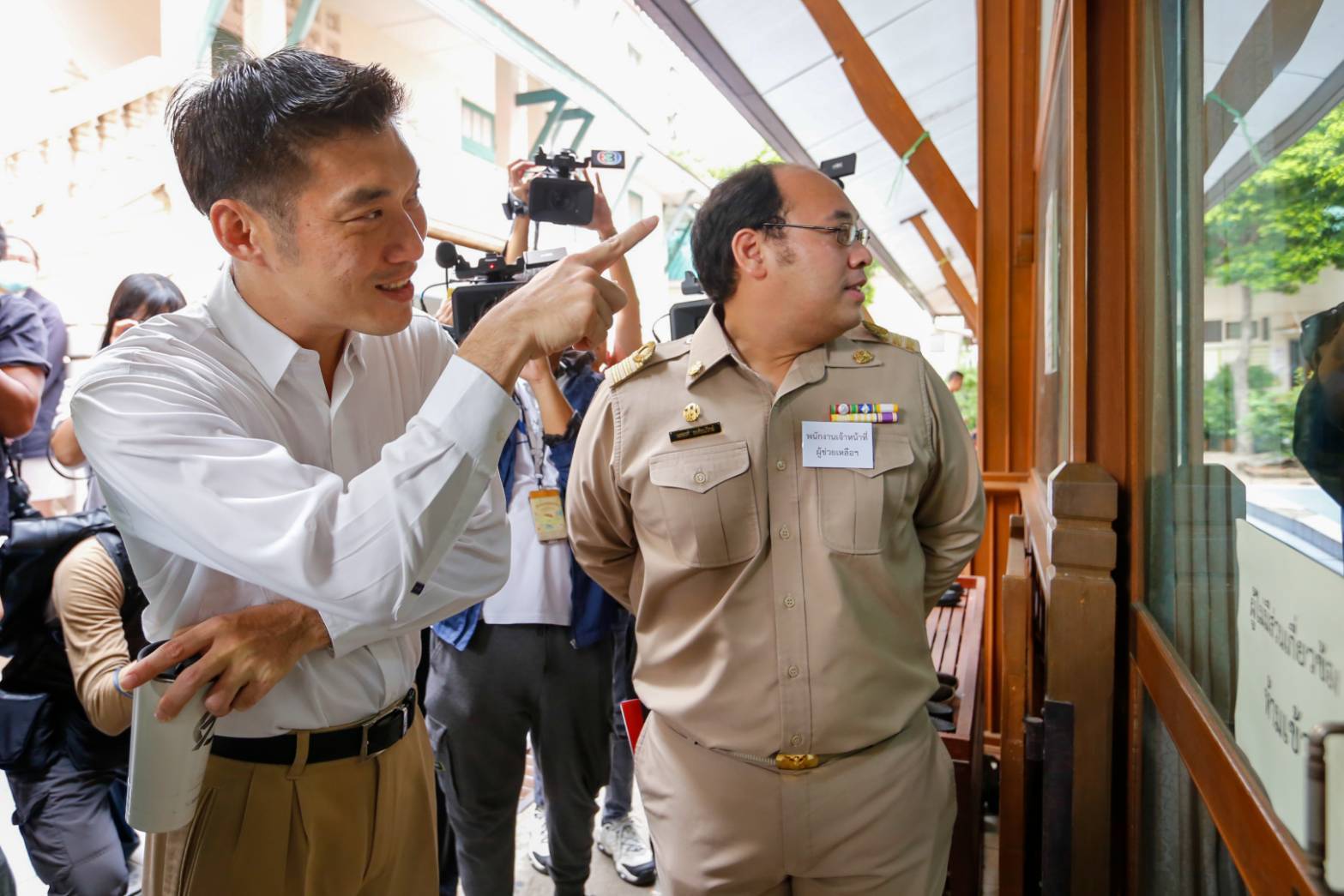 “ธนาธร” ลงพื้นที่สังเกตการณ์ เขตพระนคร  หนุน กกต. เดินหน้าเลือก สว.ไม่กังวลฮั้วในพื้นที่ กทม.