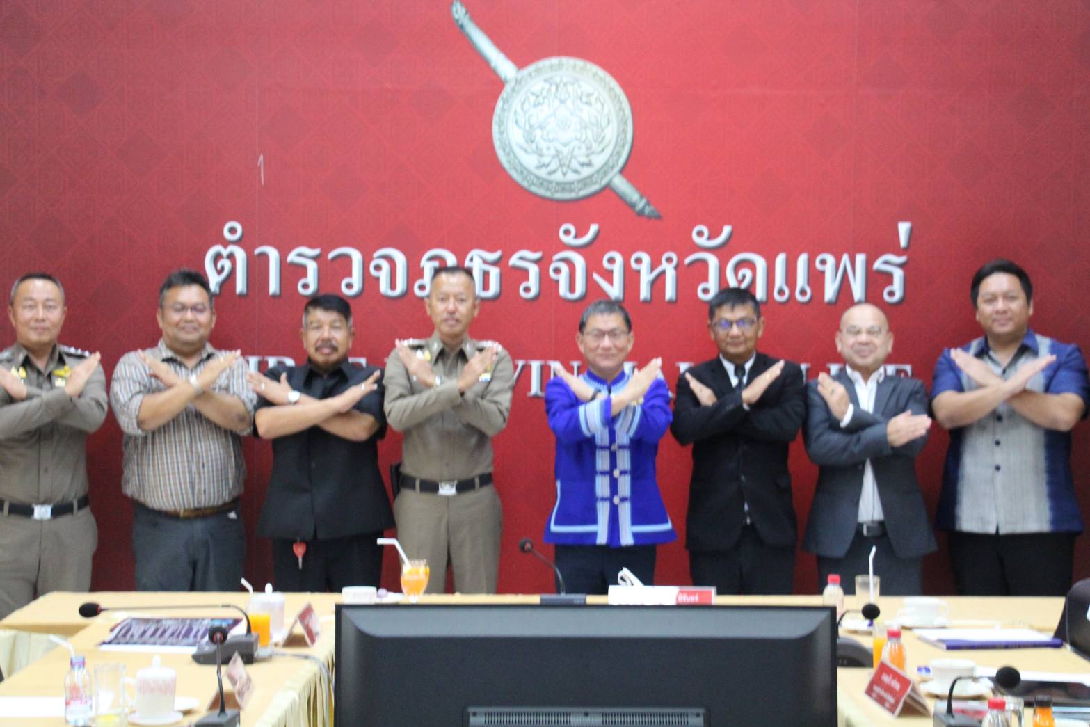 ผู้ว่าฯ-ผู้การตำรวจแพร่ ผนึกกำลังร่วมใจ ต้านภัยไซเบอร์ ไม่เชื่อ ไม่รีบ ไม่โอน รู้ทันกลโกง