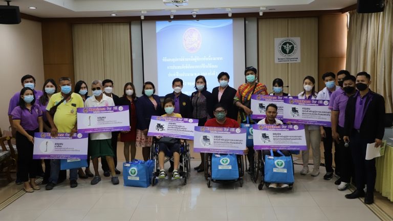 สำนักงานขนส่ง จ.สมุทรสาคร มอบอุปกรณ์แก่ผู้พิการที่ประสบภัยจากรถ มูลค่า 3.7 แสนบาท
