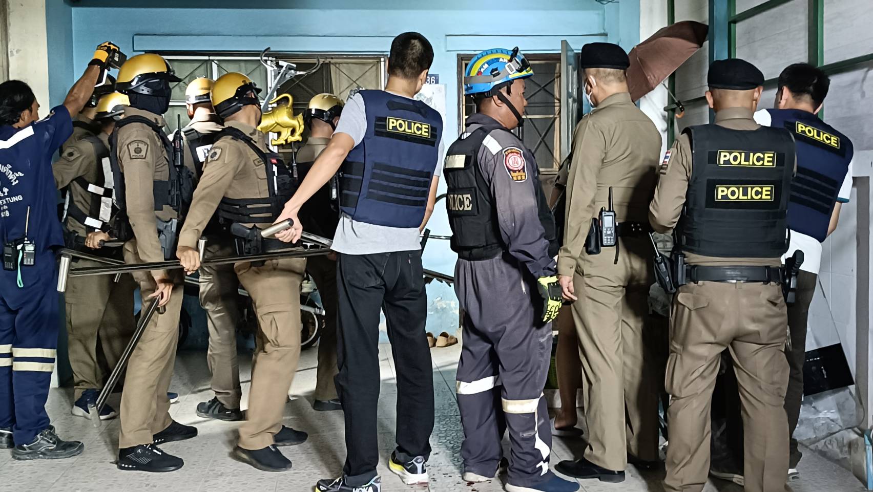 ปทุมธานี ตร.บุกเข้าชาร์จชายคลุ้มคลั่งใช้อาวุธมีดฟันแม่ได้รับบาดเจ็บ