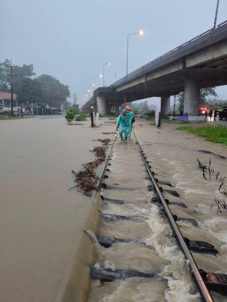 รถไฟฯปิดเส้นทางช่วงสถานีช่องเขา-สถานีร่อนพิบูลย์ เหตุน้ำท่วมทางรถไฟ ปรับแผนเดินรถ 6 ขบวน