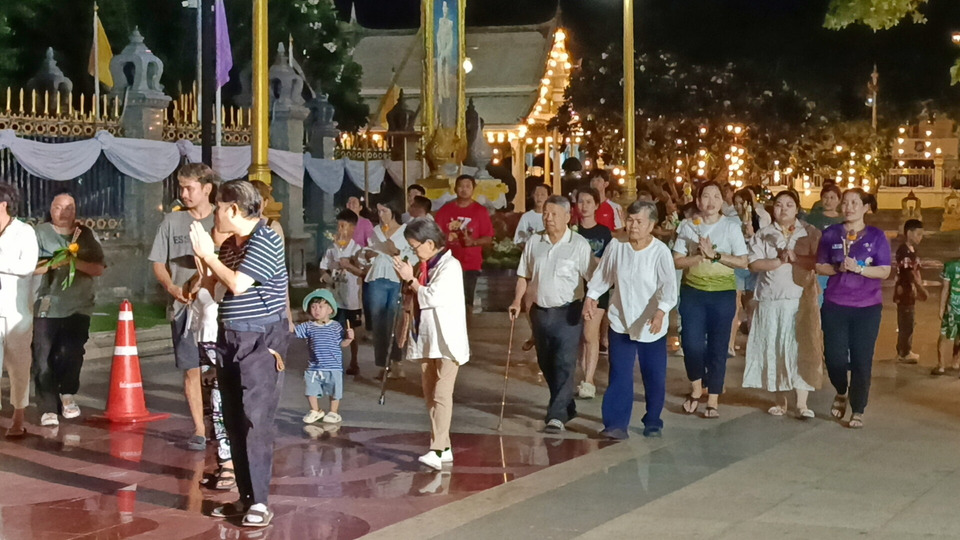 วัดโสธรสว่างไสวคืนวิสาขบูชา พุทธศาสนิกชนหลั่งไหลเวียนเทียนไม่ขาดสาย 