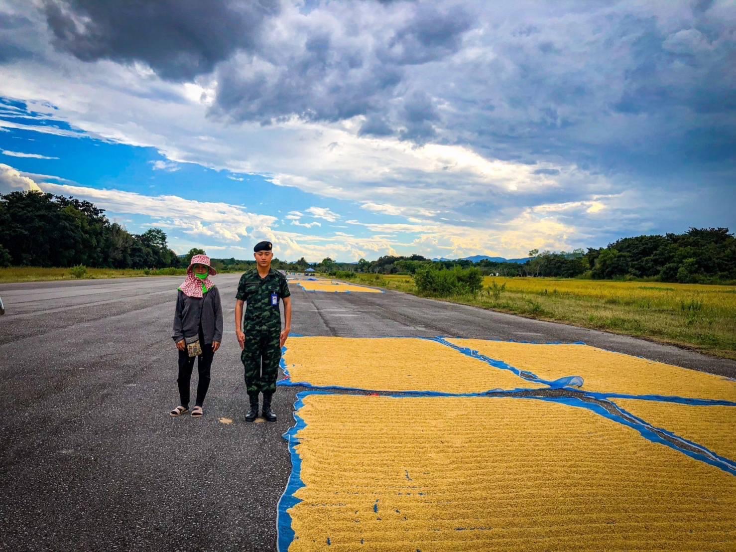 หน่วยทหารกองทัพบกเปิดค่ายช่วยชาวนาตากข้าว ลดภาระค่าใช้จ่าย เพิ่มความปลอดภัย