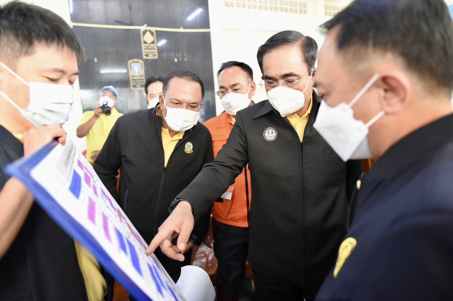 อธิบดีกรมโยธาฯ ลงพื้นที่ร่วมนายกฯ ติดตามแก้ไขปัญหาสถานการณ์น้ำท่วม จังหวัดนนทบุรี 