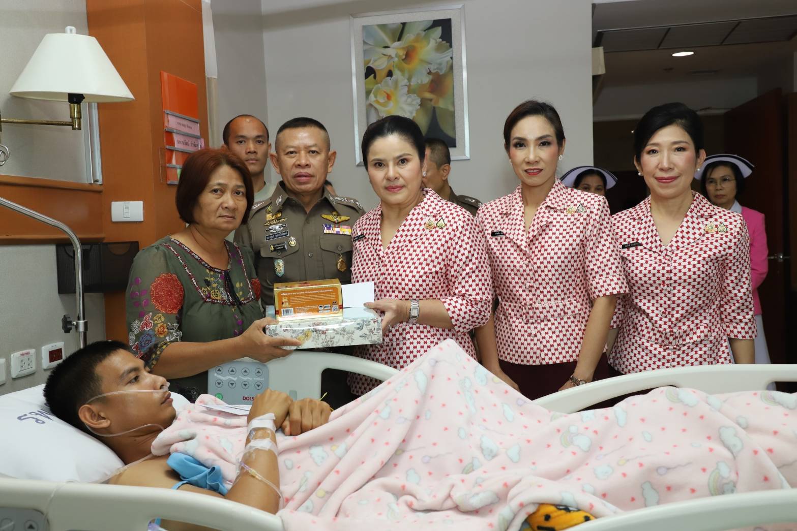ผู้ช่วยผบ.ตร.เยี่ยมบำรุงขวัญตำรวจที่ได้รับบาดเจ็บจากการปฏิบัติหน้าที่