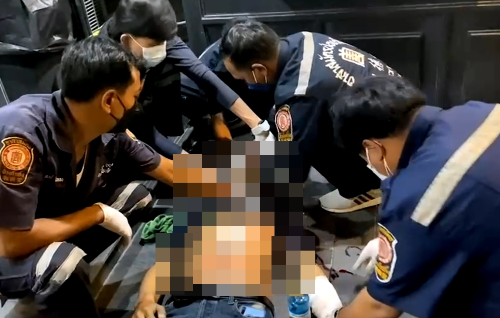 บุกแทงหนุ่มรับรถดับหน้าร้านสุกี้ เหตุโมโหต่อยเมียหน้าบวม