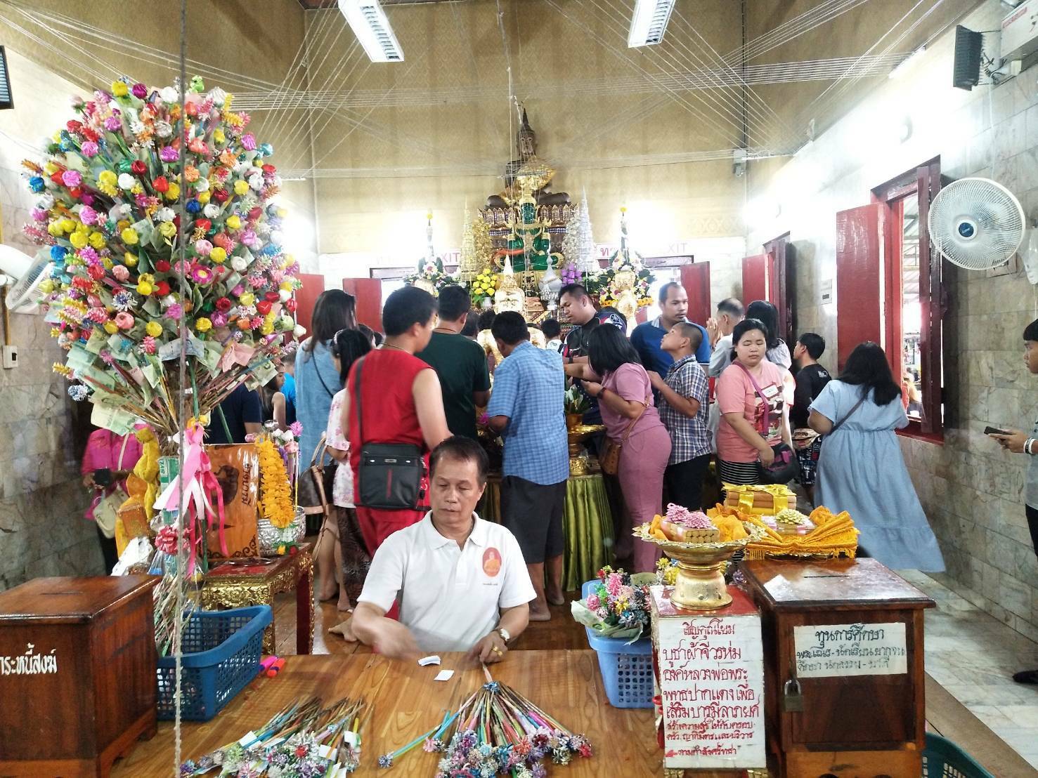 พุทธศาสนิกชนแห่กราบไหว้หลวงพ่อปากแดงหลังโควิด พร้อมส่องเลขเด็ดในอ่างน้ำมนต์