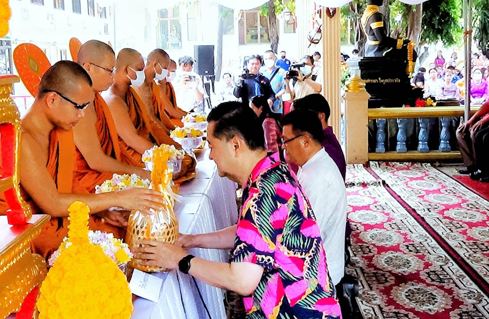 ร้อยเอ็ดสรงน้ำพระ ๙ วัด รับน้ำพระพุทธมนต์เสริมมงคลชีวิต
