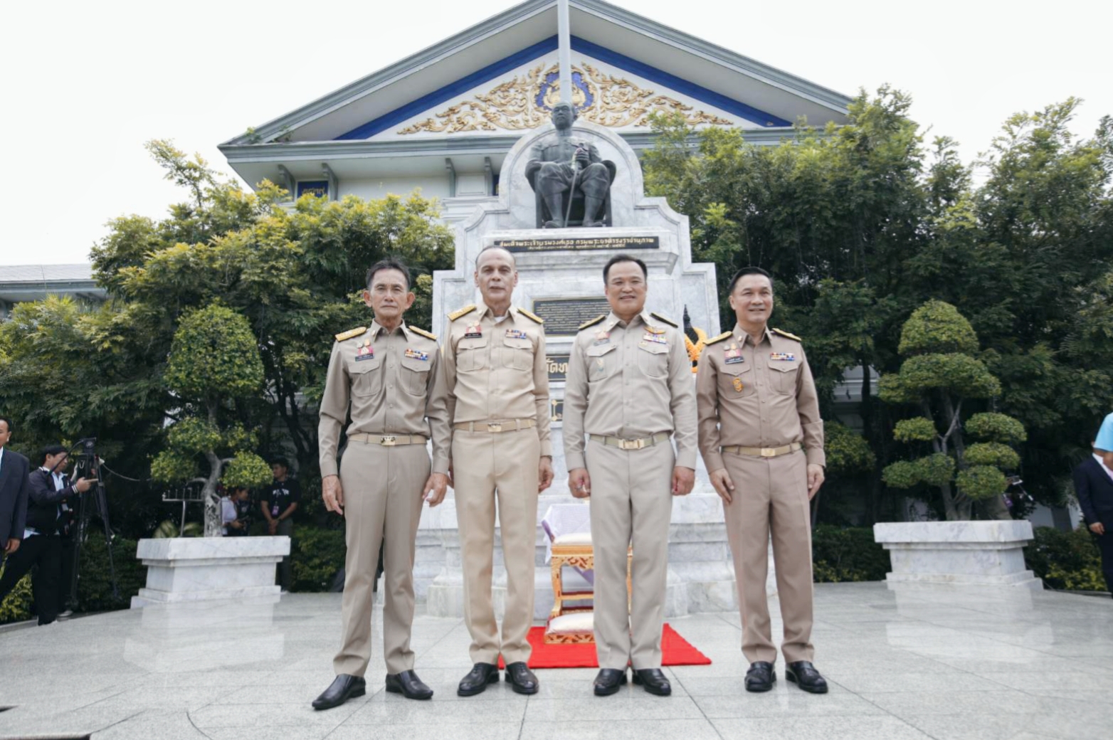  "อนุทิน" ควง "3รมช." เข้ามหาดไทยลุยงานวันแรก กราบ "สมเด็จพระสังฆราช" สิ่งศักดิ์สิทธิ์ประจำกระทรวง ลั่นยุคนี้ไม่มีท่าน ต้องไร้ซื้อขายตำแหน่ง