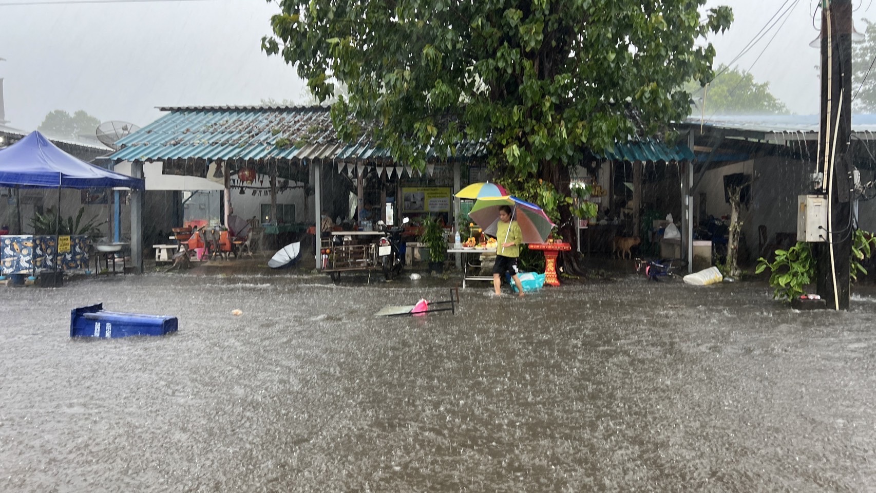 ฝนถล่มเมืองตราด แค่ 30 นาที น้ำท่วมถนนหน้าเมือง ทม.ตราดเร่งระบาย