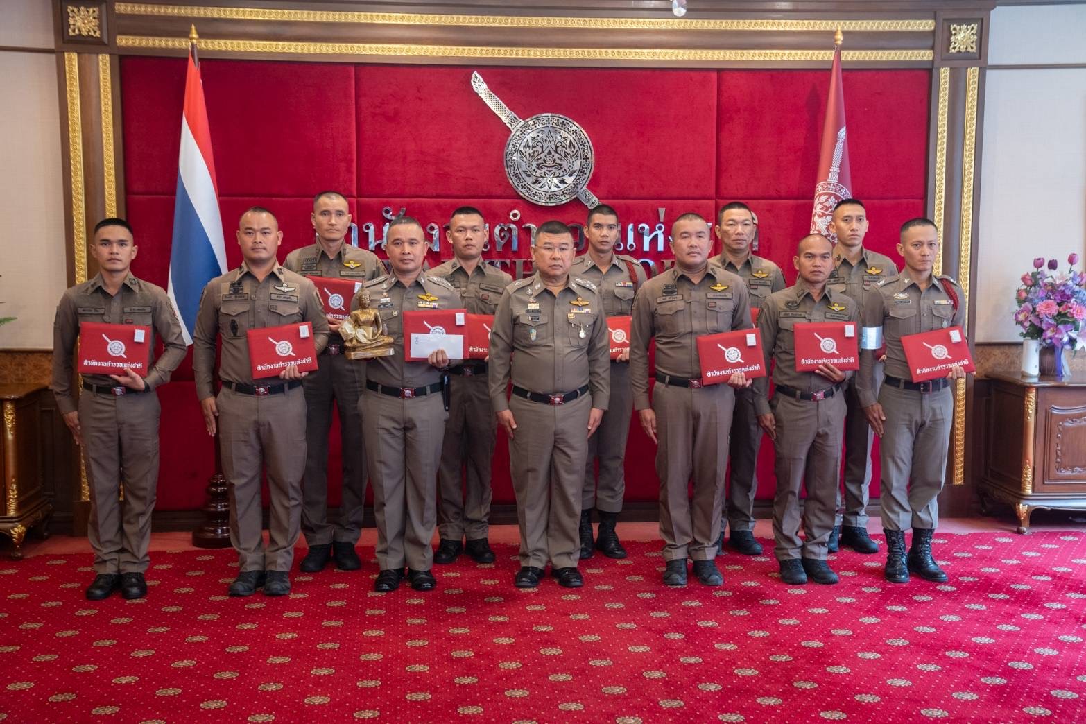 ผบ.ตร. มอบรางวัลแก่ตำรวจ สภ.เมืองขอนแก่น เข้าระงับเหตุชายคลุ้มคลั่งตามหลักยุทธวิธีสากล