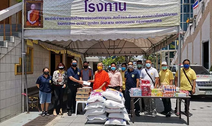 คนไทยไม่ทิ้งกันวัดสะพานเขตคลองเตยแจกจ่ายอาหารให้กับประชาชน