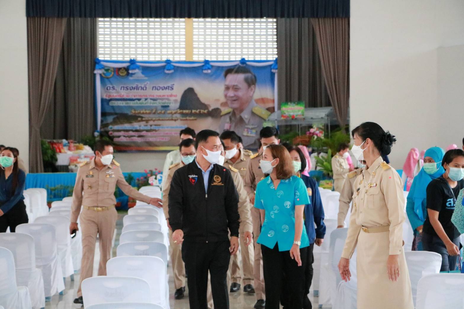 มท.2 ลงพื้นที่พังงาแจกเมล็ดพันธุ์ผัก  เครื่องมือประกอบอาชีพสร้างความมั่งคงทางอาหาร 