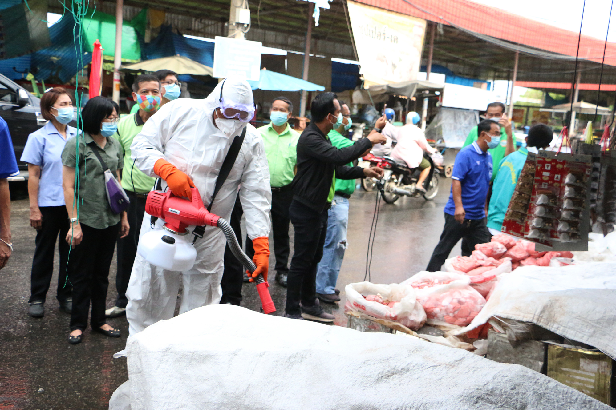 นายก อบจ.พิจิตร นำทีมฉีดพ่นน้ำยาฆ่าเชื้อพื้นที่ตะพานหิน หลังพบผู้ป่วยติดเชื้อโควิด 11 ราย