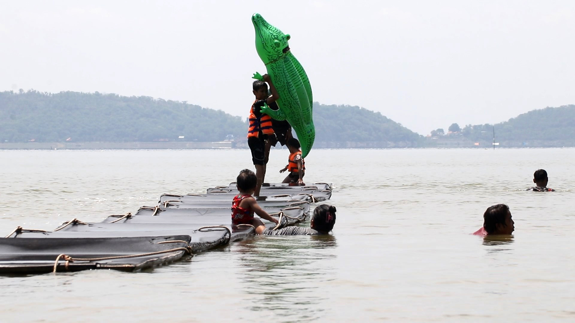 สุพรรณบุรีวันหยุดยาว นักท่องเที่ยวแห่เล่นน้ำหาดทรายท้ายเขื่อนกระเสียวคลายร้อนคึกคัก