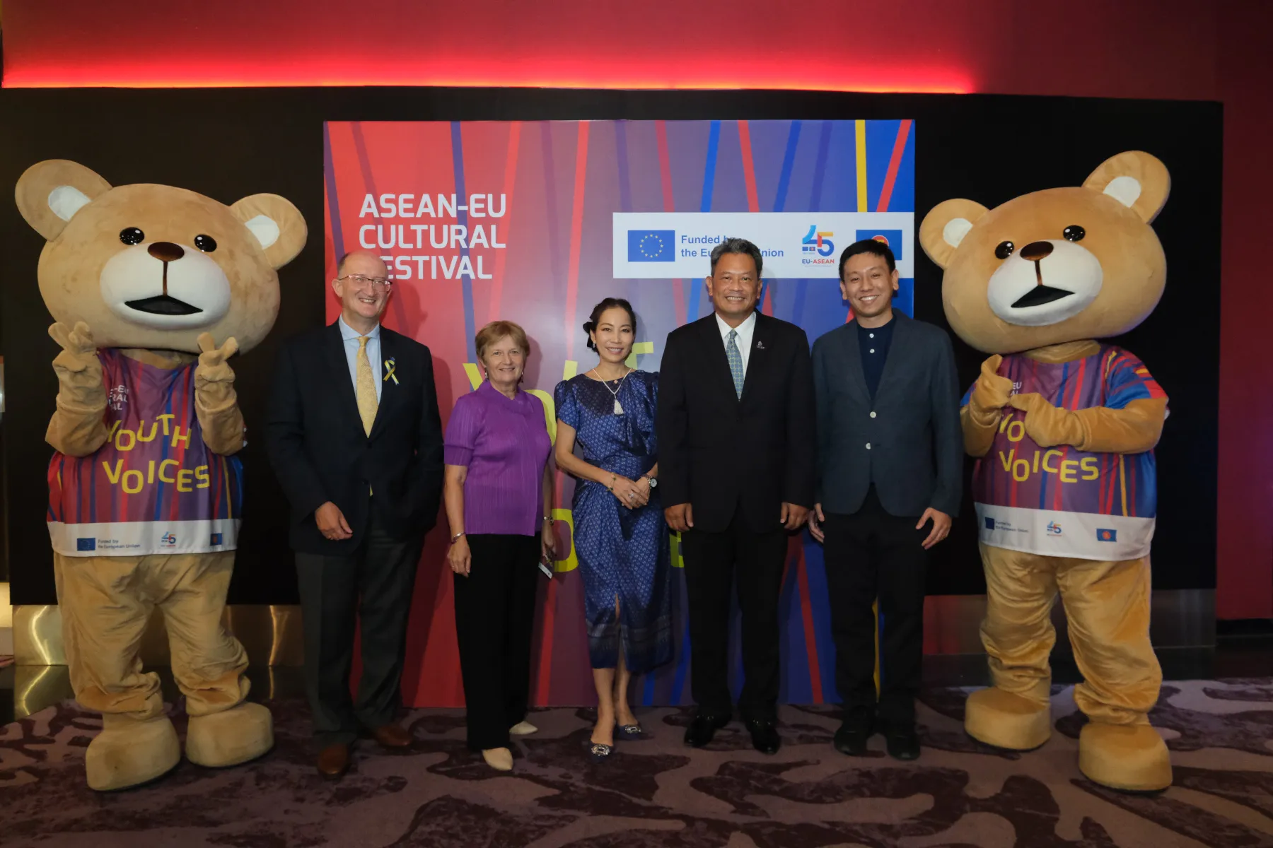 ฯพณฯ นายเดวิด เดลี เอกอัครราชทูตสหภาพยุโรปประจำประเทศไทย เปิดงาน  “ASEAN-EUCULTURAL FESTIVAL 2022” โดยได้รับเกียรติจาก ธนวัต ศิริกุล รองอธิบดีกรมสารนิเทศ ก.ต่างประเทศ พร้อมด้วย ศานนท์ หวังสร้างบุญ รองผู้ว่าฯกทม. เข้าร่วมงาน 