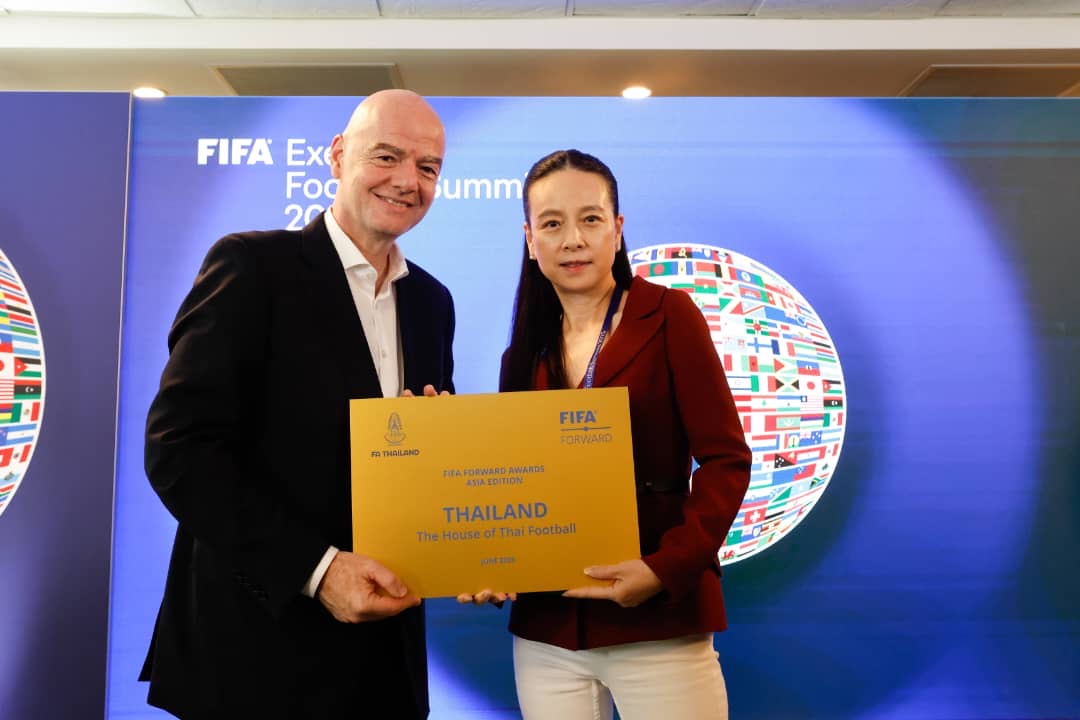 การันตีความสำเร็จต่อเนื่อง! "มาดามแป้ง" รับรางวัล FIFA Forward Awards ระดับ Gold ที่เมืองไมอามี่  