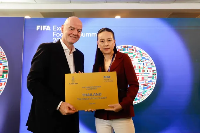 การันตีความสำเร็จต่อเนื่อง! "มาดามแป้ง" รับรางวัล FIFA Forward Awards ระดับ Gold ที่เมืองไมอามี่  