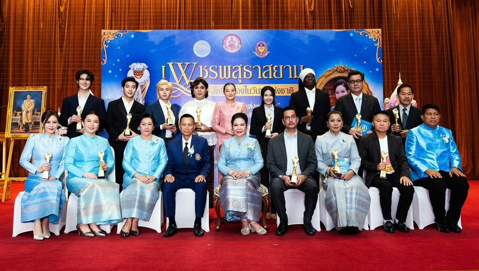 คนบันเทิงตบเท้ารับรางวัล “เพชรพสุธาสยาม” เชิดชู “คนดีแห่งแผ่นดิน” สร้างพลังทำดีเพื่อสังคม