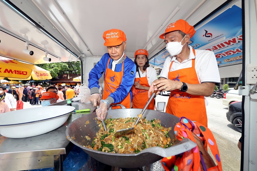 “สุวัจน์” Kick off Food Truck สู้ของแพง ช่วยเหลือประชาชนชาวโคราช