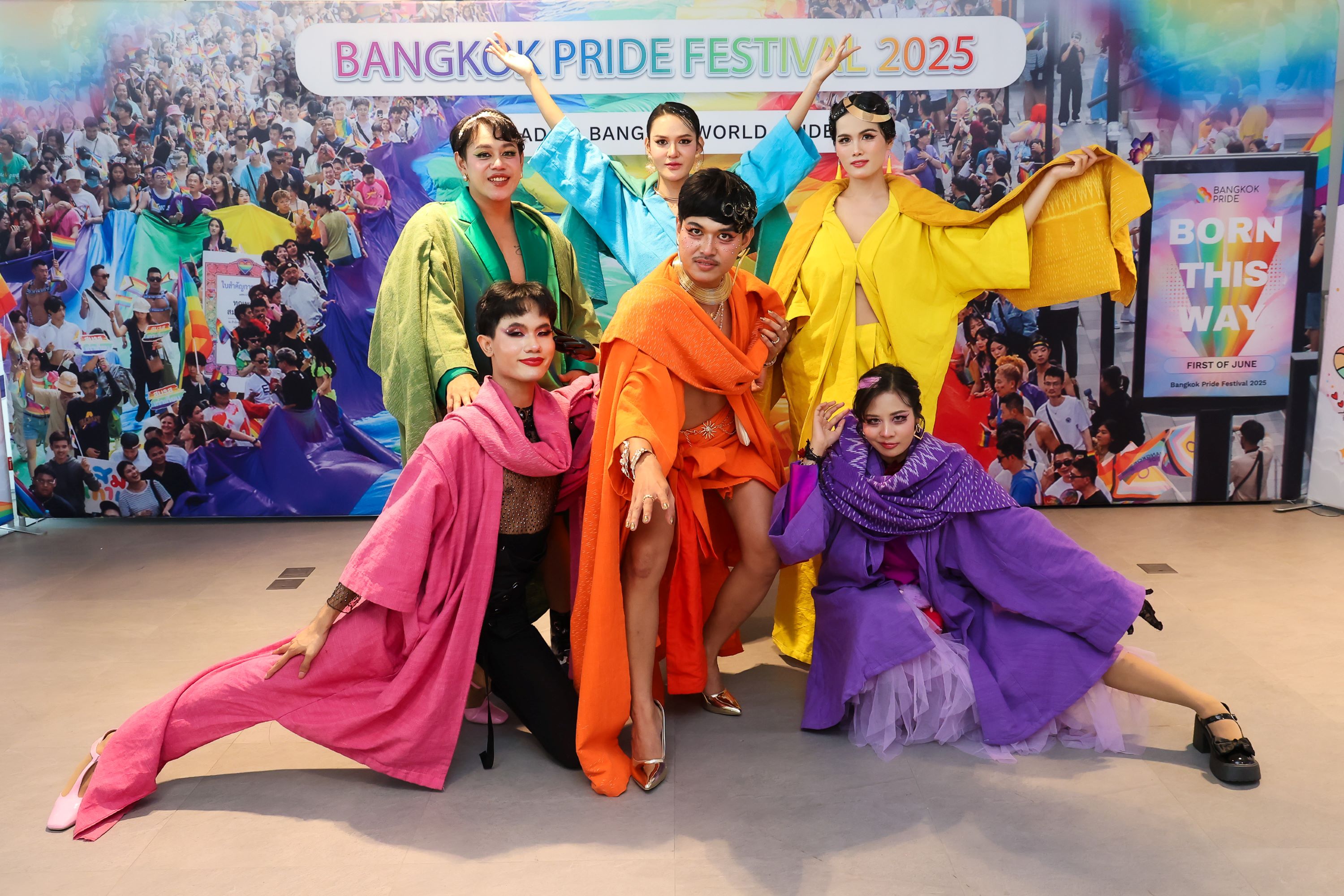 อลังการ! 6 ทูตนฤมิตโชว์ผ้าไทย ชวนร่วม “Bangkok Pride 2025” บนถนนพระราม 1
