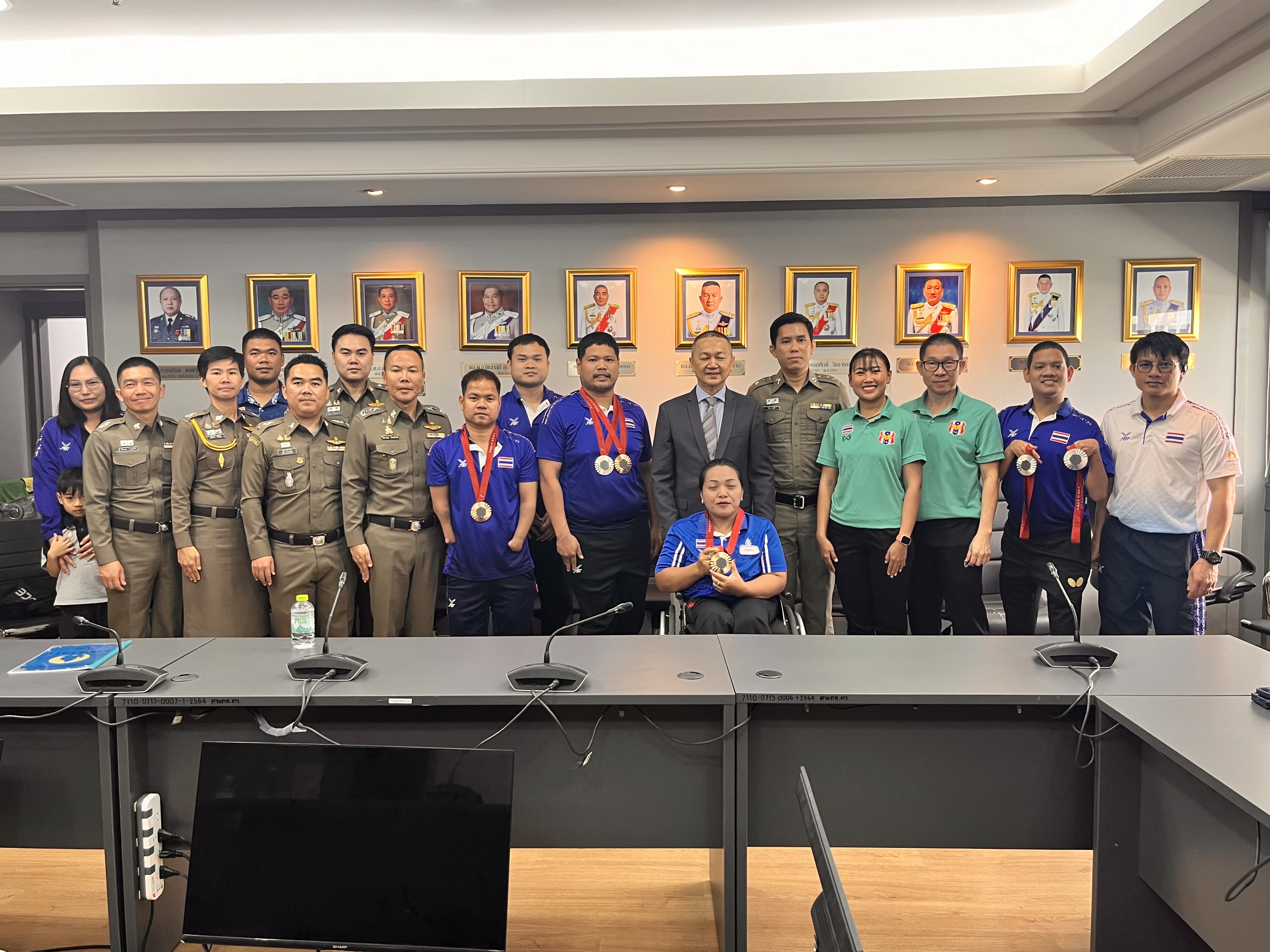 ประธานคณะกรรมการเทเบิลเทนนิส ตร.พาทีมเทเบิลเทนนิสคนพิการทีมชาติไทย เข้าประธาน ก.อ.บ.ตร.