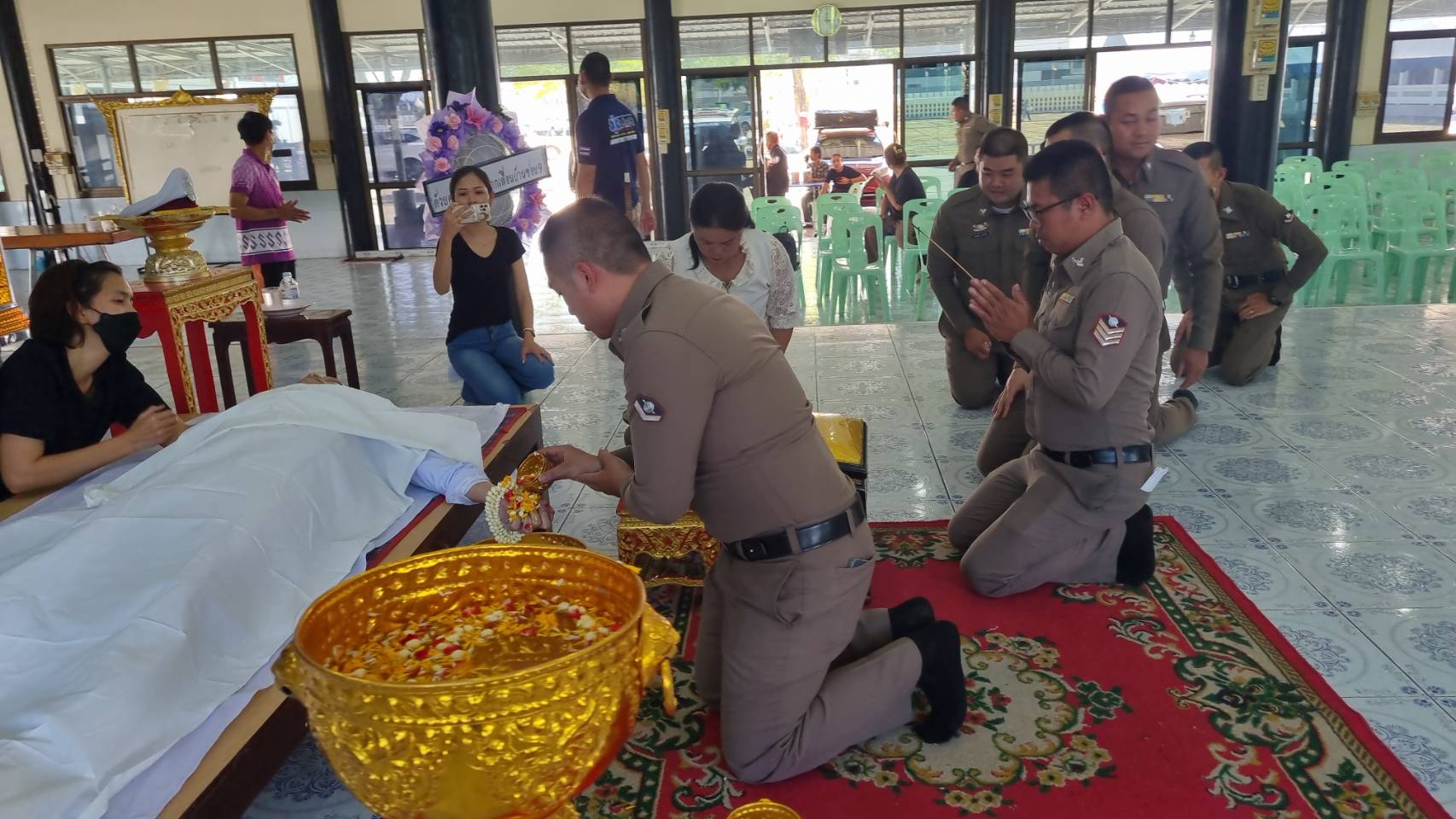 ภรรยารับศพรองสารวัตรฝ่ายอำนวยการหลังเครียดค้ำประกันเพื่อนใช้ปืนจ่อยิงตัวเองดับคารถ
